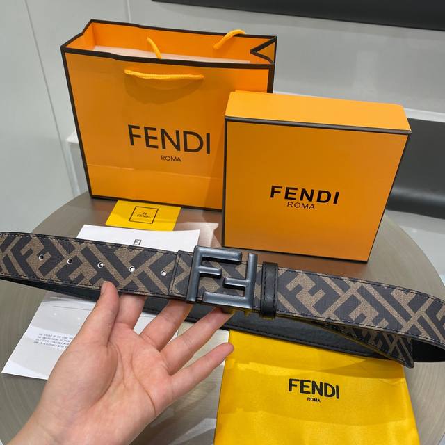 永不过时的经典款fendi 芬迪 新款fd 字母logo皮带 如图:专柜全套包装 代购版本 支持比对 特别火爆的一款男士腰带 断货的节奏 一款好的腰带象征着一个