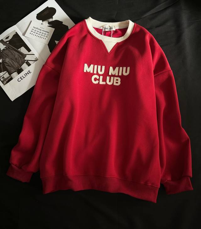 品名：Mium*U 复古红贴布logo撞色圆领卫衣 尺码：M.L 颜色：复古红 超有氛围感显白又减龄，快到十二月了，红色看上的姐妹不用犹豫速度冲，显白效果无敌！