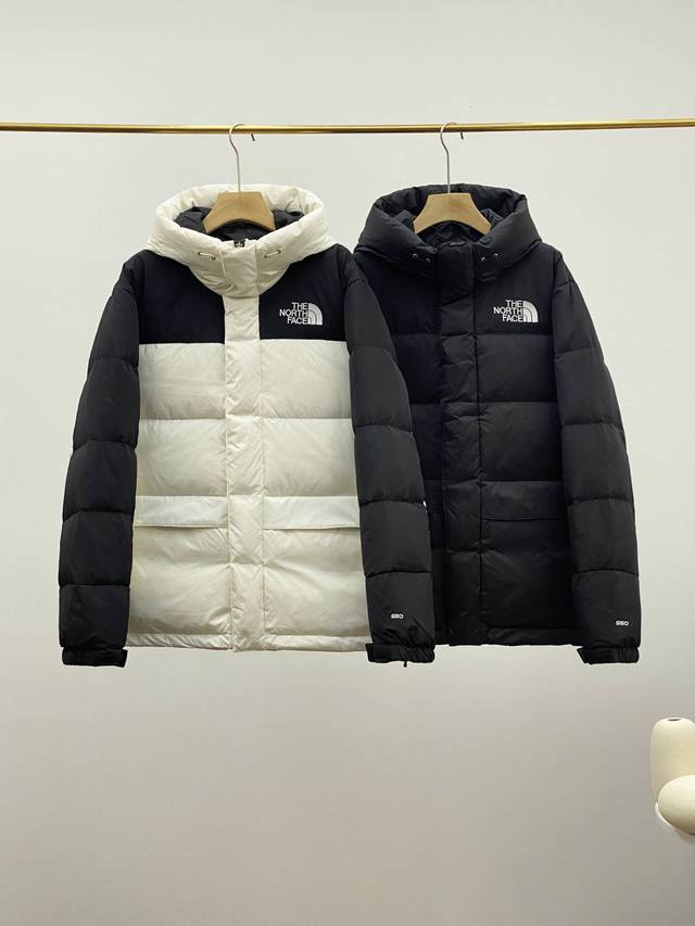 Thenorthface北面派克服鹅绒羽绒服上新北面经典保暖羽绒服，经rds联盟认证的550蓬松度保暖鹅绒填充，M码290克的冲绒量 ，十分厚实保暖。时尚饱满的