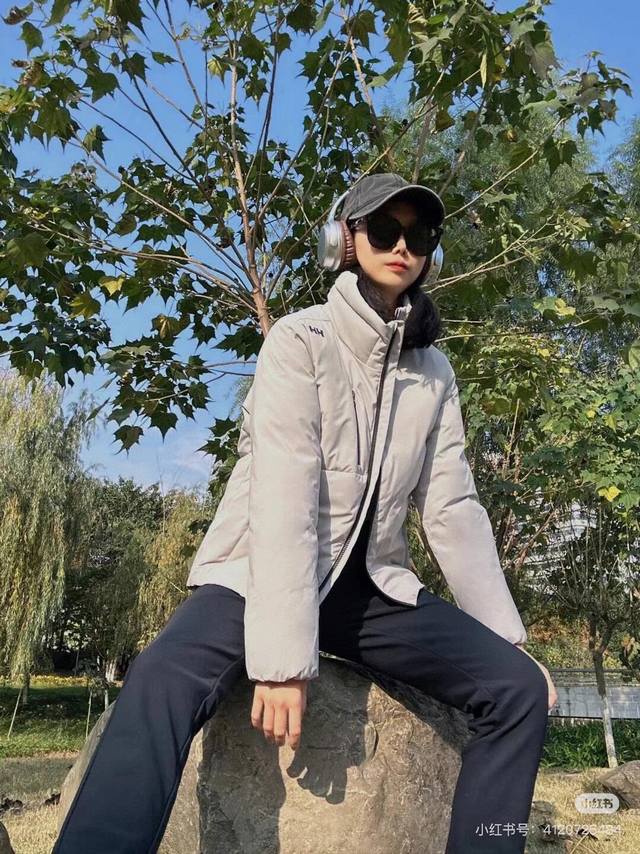 女款 官网同步女款helly Hansen Hh 海丽汉森冬季保暖小高领短羽绒服外套 货号:Hc3Wcdj92W 小高领短款羽绒服基础且具有设计感 右臂hh 1