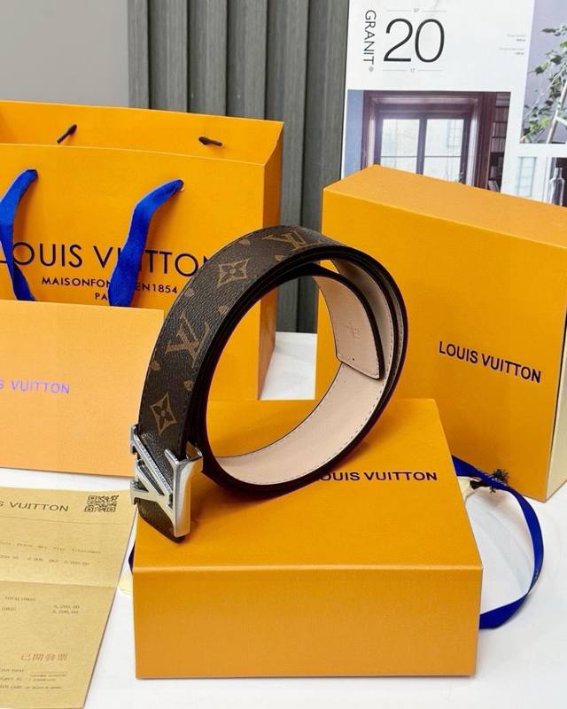 经典款路易威登louis Vuitton Lv银色扣头老花腰带 专柜包装！！ 货号：8009 Louis Vuitton礼盒包装，字母logo扣头，大气且耐看