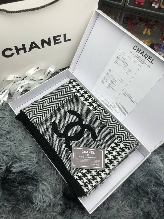 配全套包装 Chanel羊绒长巾顶级原单正品旷世绝美，小香千鸟格羊绒围巾，顶级高端货 绝对值得珍藏 香奈儿绝美百搭款专柜限量哦有钱都很难订到顶级进口客供山羊绒针