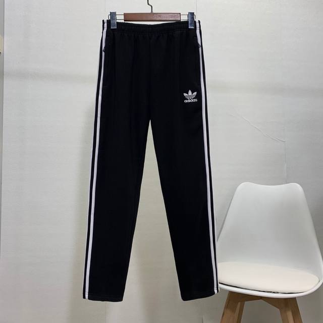 加绒加厚adidas 三叶草 秋冬季侧面刺绣休闲直筒 拖地裤 卫裤，男女同款 一款在日常生活中高穿着率的单品，裤脚直筒设计，裤身采用简约大方的纯色调，回头率极高