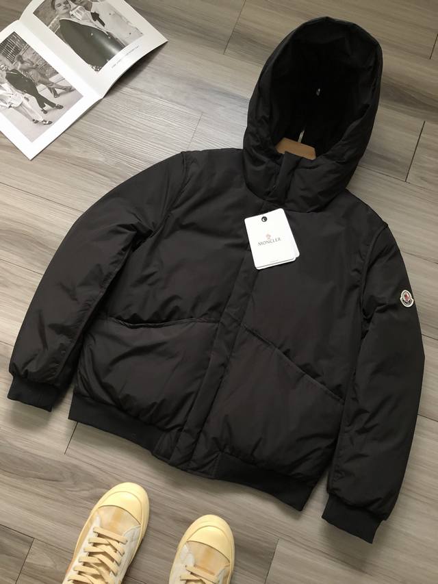 Moncler｜蒙口 Fw24 日本限定款 手臂徽标刺绣 隐藏自吸口袋男女款连帽羽绒服. 颜色：黑色. 材质：40D防水聚酯纤维面料. 填充物：90%白鸭绒 1