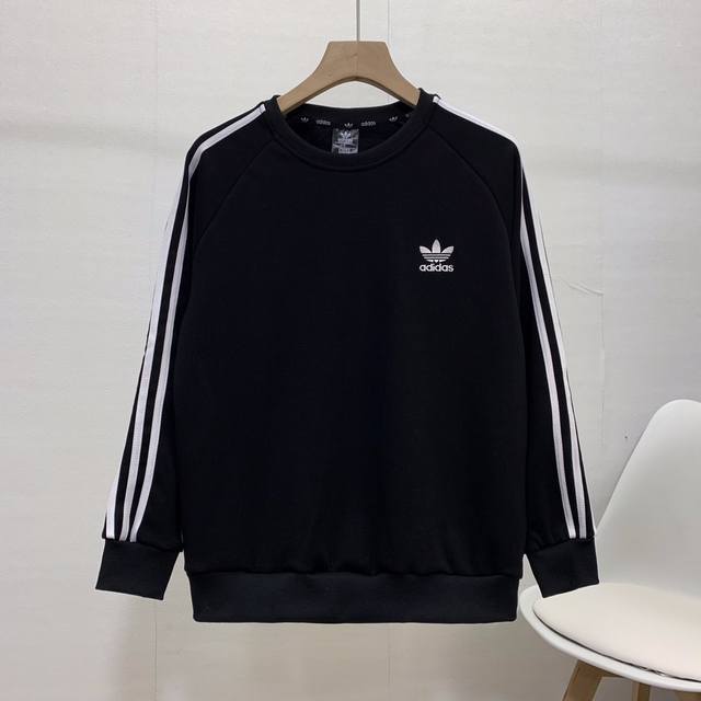 阿迪达斯adidas三叶草专柜同步刺绣加绒卫衣 采用260克定制精梳纯棉，领口定制螺纹不变形，三针五线做工，领口包包边条，肩膀处内里带压条，做工面料细节都无法挑