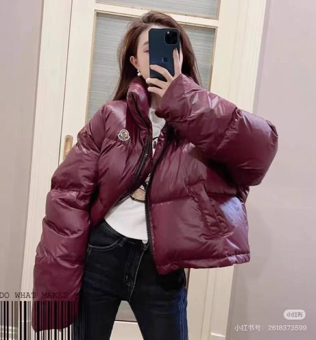 新款！Moncler 蒙口小标羽绒服 Moncler 经典之作亮面小标羽绒服 袖口上的口袋与小标的完美结合 穿在身上 百搭显瘦 帽子拆卸 一衣两穿 都经典 -面