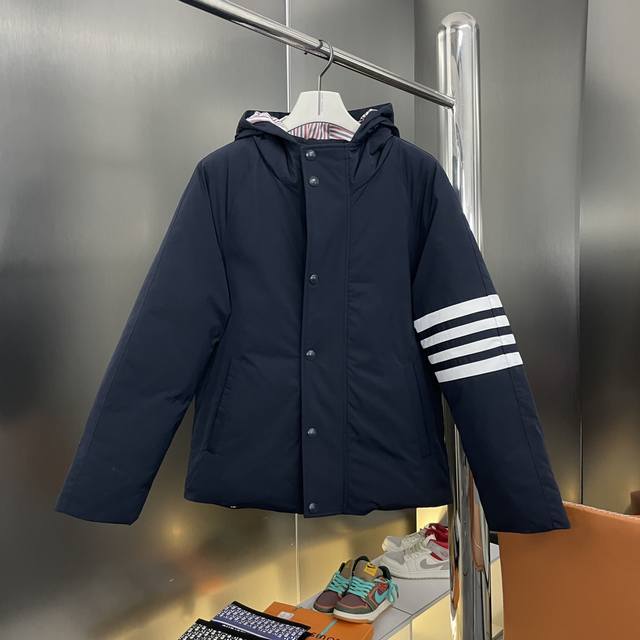 纯原臻品 顶级原版复刻 Thom Browne 汤姆布朗tb 24Fw 四杠短款羽绒服外套 记忆面料，防水防静电高密度400Tt尼龙材质三色条科技一针孔回缩胆布