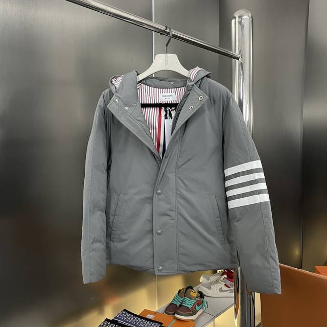 纯原臻品 顶级原版复刻 Thom Browne 汤姆布朗tb 24Fw 四杠短款羽绒服外套 记忆面料，防水防静电高密度400Tt尼龙材质三色条科技一针孔回缩胆布