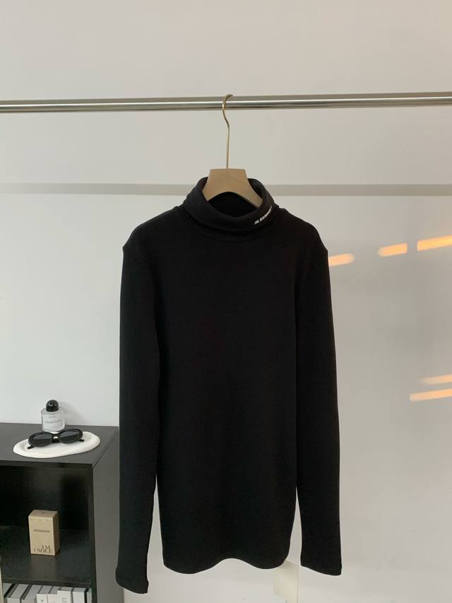 爆款吉尔 桑达 Jil Sander 2024秋冬季新品加绒经典logo高领上衣 整体干净整洁，纯色系的代表作品，标准的日常宽松剪裁，中性风的直筒造型，随性百搭