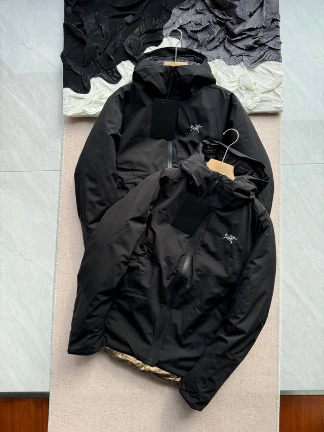 Arc'Teryx 始祖鸟刺绣连帽防风防泼水石墨烯高保暖羽绒服 热导保温 无惧寒冷 款号：26339 颜色：黑色 尺码：M---3Xl 简约款式不挑人！连帽设计