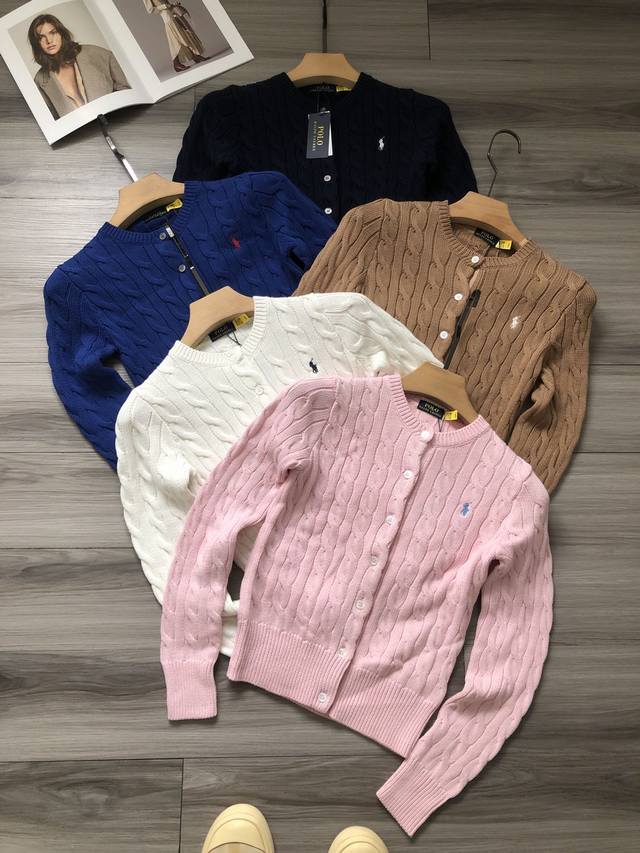 女款！ 拉夫劳伦丨ralph Lauren 24 秋冬款 五色小马刺绣女款绞花麻花纽绳羊毛混纺开衫毛衣针织衫. 颜色：白色 粉色 藏青 驼色 宝蓝. 材质：羊毛