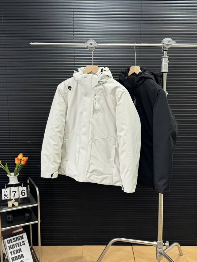 Descente 迪桑特 冬季运动休闲连帽外套冲锋棉服 -颜色：黑色 白色 -尺码：Xl 2Xl 3Xl 4Xl 5Xl 6Xl 八防科技： 防水、防寒、防油、