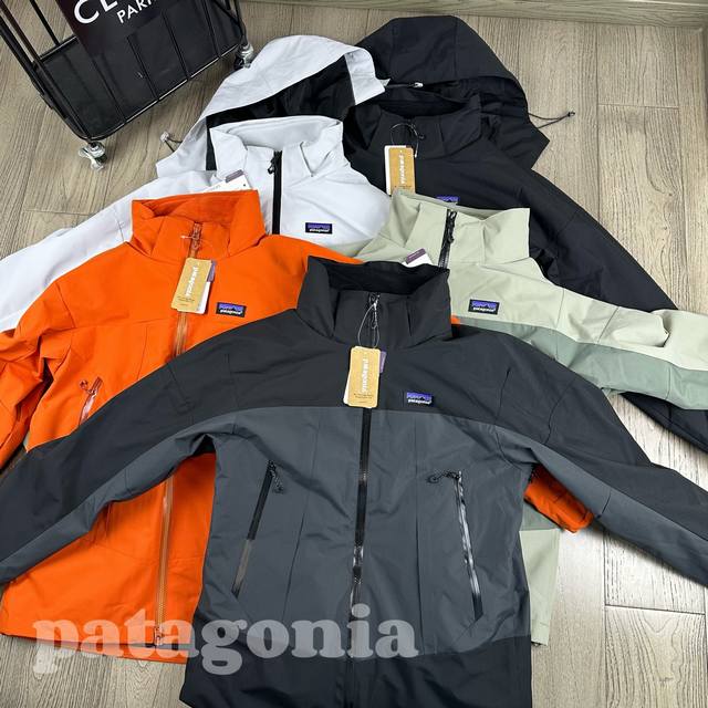 Patagonia 巴塔哥尼亚冬季户外三合一冲锋衣徒步登山外套！男女同款！ 三防面料摇粒绒内胆一衣可两穿，立体剪裁腋下防水拉链，连帽可以拆卸设计，自由调节，全身