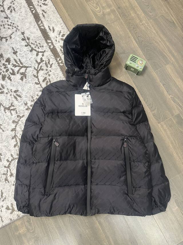 Moncler 蒙口满印logo 冬季最新袖标基础经典款连帽羽绒服！官网同步 男女同款！ 标配专柜同款帆布手提袋 退货遗失默认-5 细节： 五金：电镀和用料到克