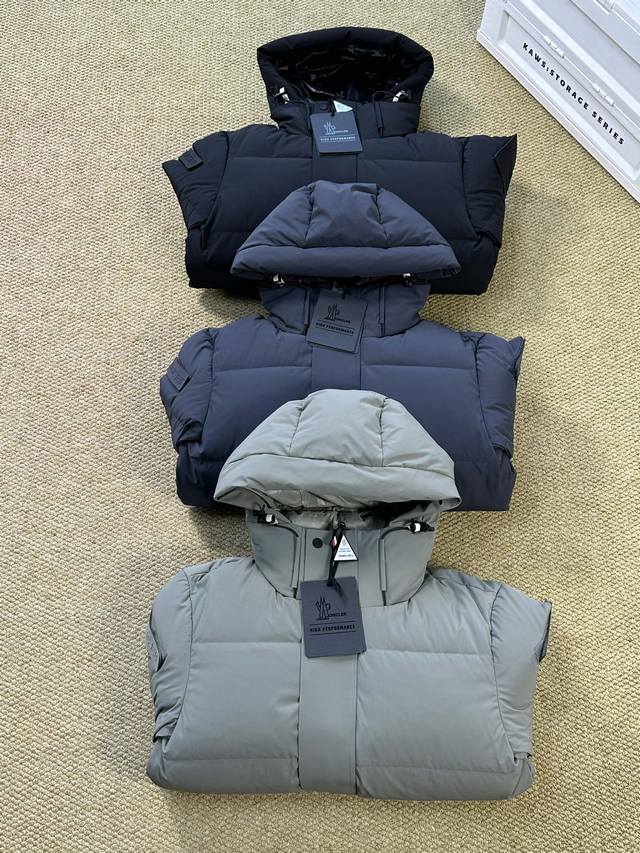 Moncler 盟可睐 Lagorai情侣款 防风雨鹅绒连帽滑雪羽绒服秋冬系列 颜色：黑色 深灰色 灰绿色 尺码：1-5码 代沟3W+，品质好货不容错过！而且采