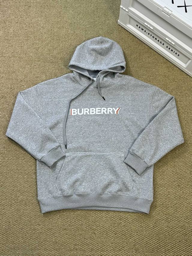 巴宝莉 Burberry 秋冬系列字母印花连帽高克重加绒卫衣情侣款 颜色：白色 黑色 灰色 尺码：M-3Xl 男女通吃好卫衣，胸口品牌标识高清印花工艺！高清印花