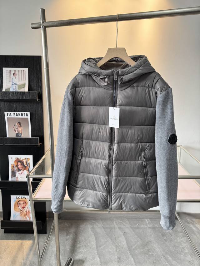 蒙口moncler** 2024最新立领针织拼接羽绒棉服 整套内衬 防风保暖 整件衣服上身轻便舒适简约奢华精致时髦的一款高端奢华羽绒服单品,一款气质十分出众的款