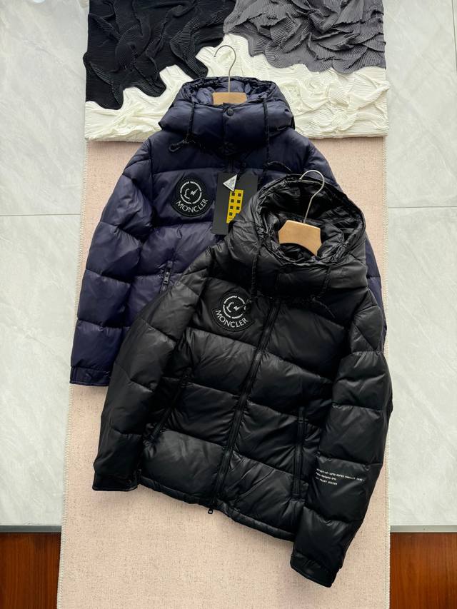 Moncler 蒙口 藤原浩合作款 地球 羽绒服情侣款 黑色 藏青色 1-5码 代购在售1W！20D复合亮面尼丝纺面料，手感舒适度爆棚，90白鸭绒填充，入冬首选