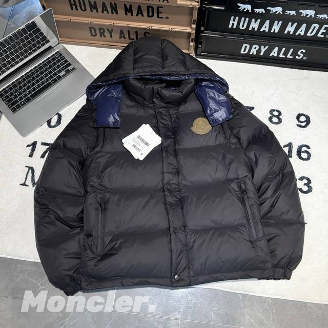 Moncler盟可睐 Fw24 Cyclone Logo徽标二合一可拆卸衣袖简约廓形连帽短款羽绒服 蒙口二合一羽绒服 男女同款 -面料：采用原版一比一定织定染2