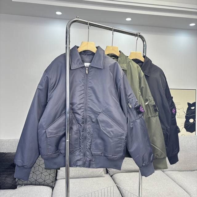 Stone Island石头岛美式复古翻领夹克棉服外套 面料采用定制锦纶消光尼面料 手感厚度相当哇塞 内里采用50D加厚记忆里布 内里夹层增加800G复合珍珠棉