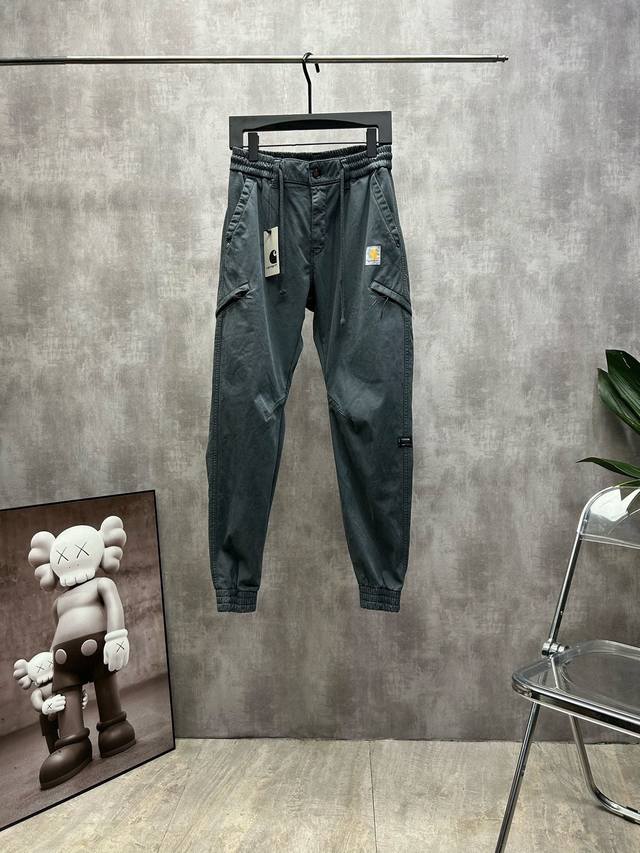 Carhartt Wip Cargo Jogger卡哈特秋冬季加绒束脚水洗工装裤 面料采用棉布水洗面料防撕拉,结实耐穿。这种坚韧的棉布经过漂洗可增加舒适度,同时