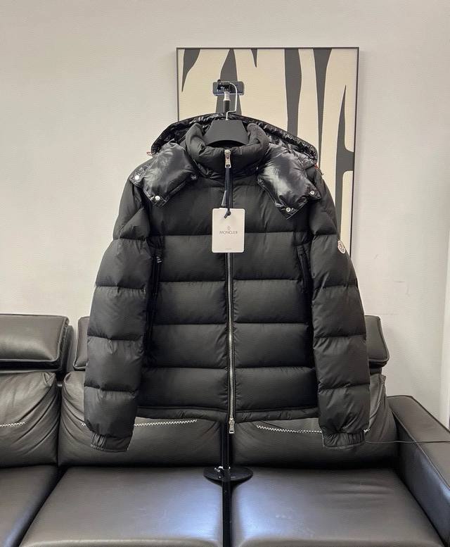 Moncler 蒙口连帽拆卸羽绒服.特级白鸭绒填充.条码款号齐全,对应官网一致,吊牌内置nfc电子感应防伪. Poirier男士羽绒夹克专为应对各种气候并提供保