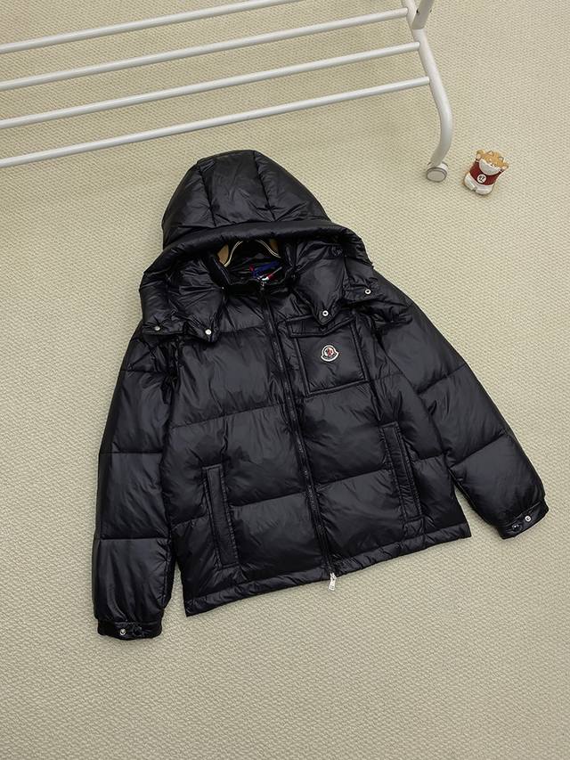 Moncler 盟可睐 蒙口 冬季新款玛雅彩条织带羽绒服 Moctbeliare系列彩条夹克羽绒服 经典之作永不过时.包裹比例牢靠,实穿百搭的风靡款. 日本进口