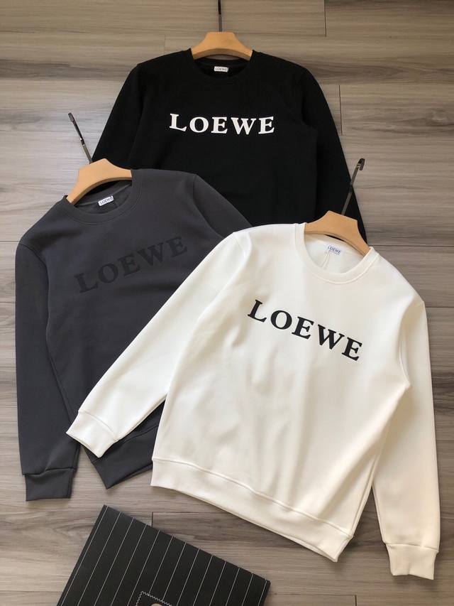 罗意威丨loewe 胸前字母logo胶印男女款加绒圆领卫衣. 颜色：白色 深灰 黑色. 材质：纯棉加绒面料. 尺码：M L Xl 2Xl. 品质: 高品质 工艺