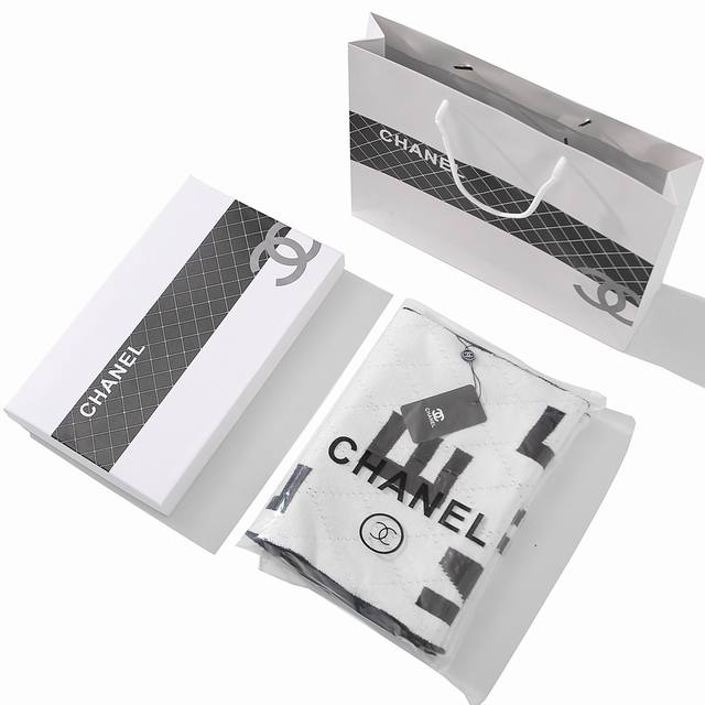 Chanel 香奈儿双面羊毛标志性大logo围巾黑白色，香奈儿难得一见的单品，温柔配色，超级迷恋气质低调恬静又不失优雅 重点推荐一秒心动啊！！！高级，奢华！永恒