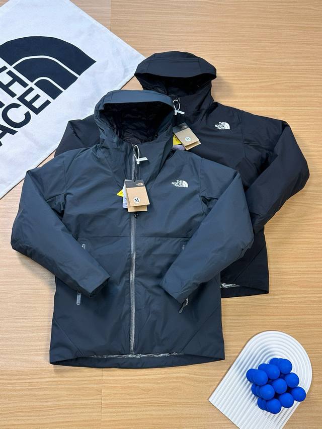 北面 The North Face 冬季户外运动防风防水连帽羽绒服休闲男士外套 作为高端的系列,简约出色的设计和精致的用料户外防风防水机能软壳面料！ 拍打几下