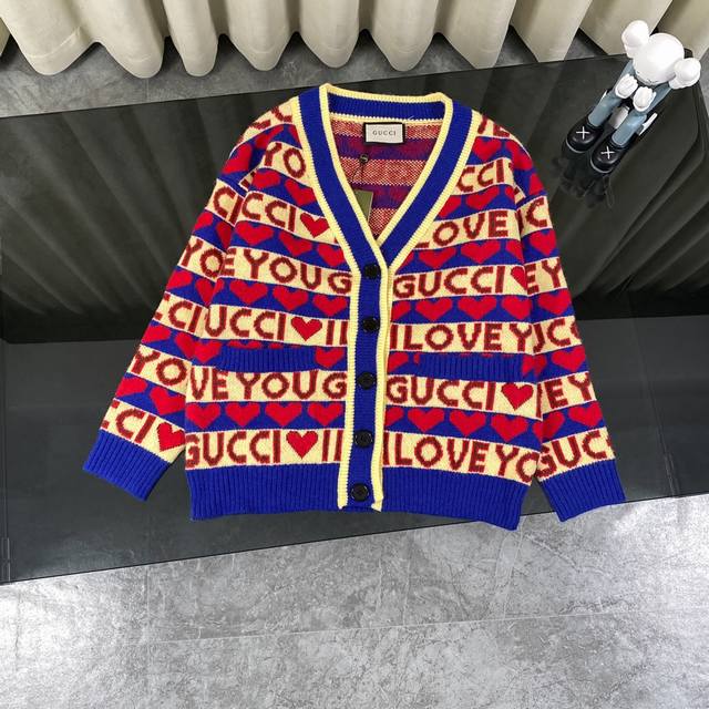 Gucci 古驰新款编制爱心满印logo限定羊毛针织开衫毛衣 - 颜色： 图片色 - 购入原版开模打造，全套定制辅料，细节决定成败。 - Gucci是意大利时装