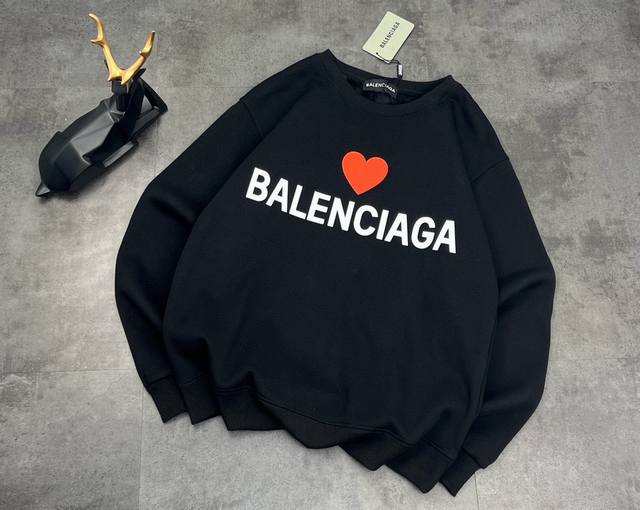 加绒卫衣上新：2024年冬季新品巴黎世家 Balenciaga 巴黎世家限定款爱心圆领加绒卫衣 情侣搭配绝对不踩雷！简单又熟悉的爱心符号，这可能也是我用的最多的