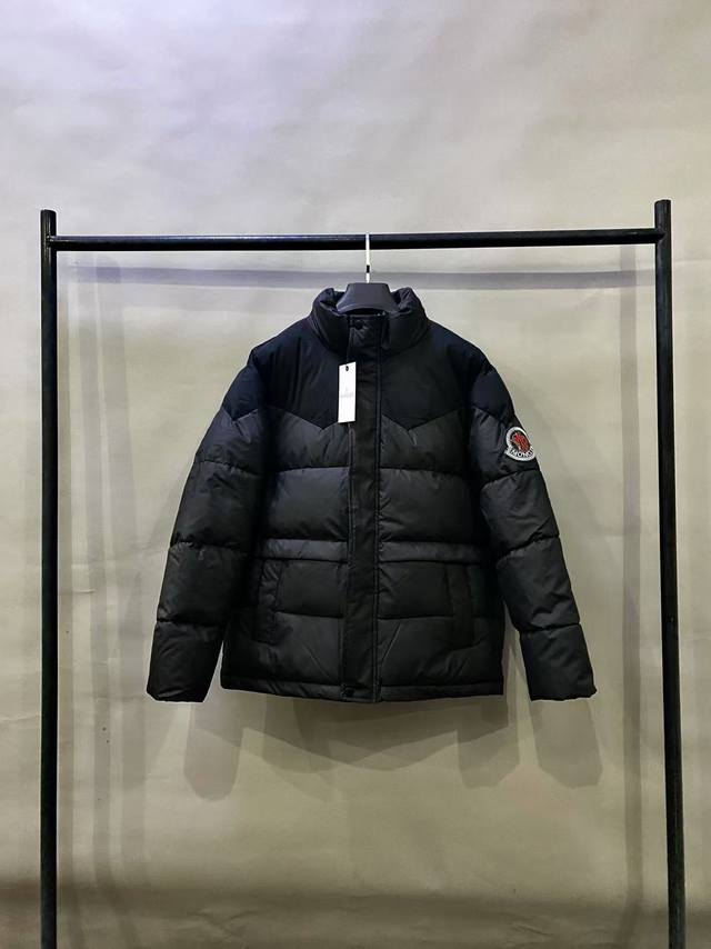 蒙口 Moncler Solayan男士织带徽标羽绒棉服外套！ Solayan男士短款羽绒夹克饰有季节标志性条纹细节，融合运动精神与隽永风格！ Solayan羽