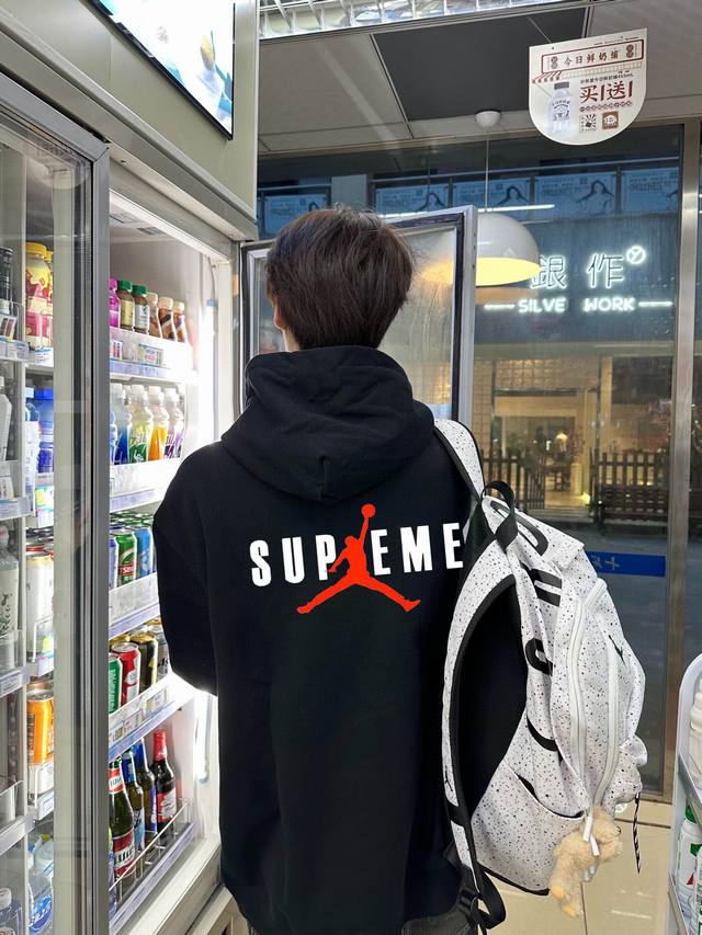 Supreme 联名aj 经典标语连帽加绒卫衣 甄选新疆高克华棉面料 内里银狐绒加持手感软糯细腻 上身充满质感 非常轻便舒适运动宽松版型不紧身 轻松驾驭无压力