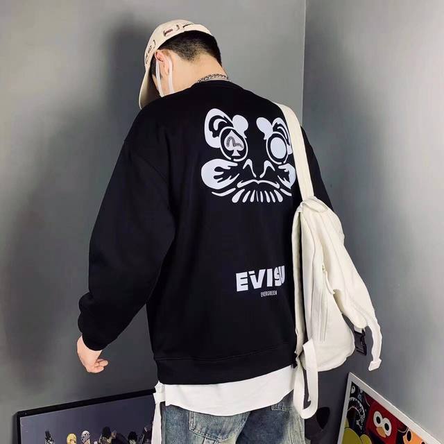 Evisu 福神黑桃达摩和骰子印花男女同款休闲卫衣 不得不推荐一款非常受欢迎的硬货！你需要这样一件超百搭的卫衣 穿身上比女神的拥抱还要温暖 背面印花采用彩色调调