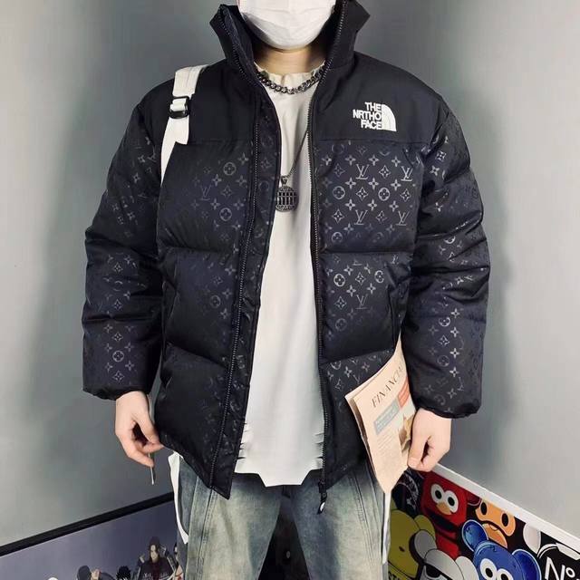 The North Face Louis Vuitton联名款满印老花拼色立领刺绣羽绒棉服男女同款 北面影响力相信不用多说 老花联名款更是火爆 看到这款棉服的第