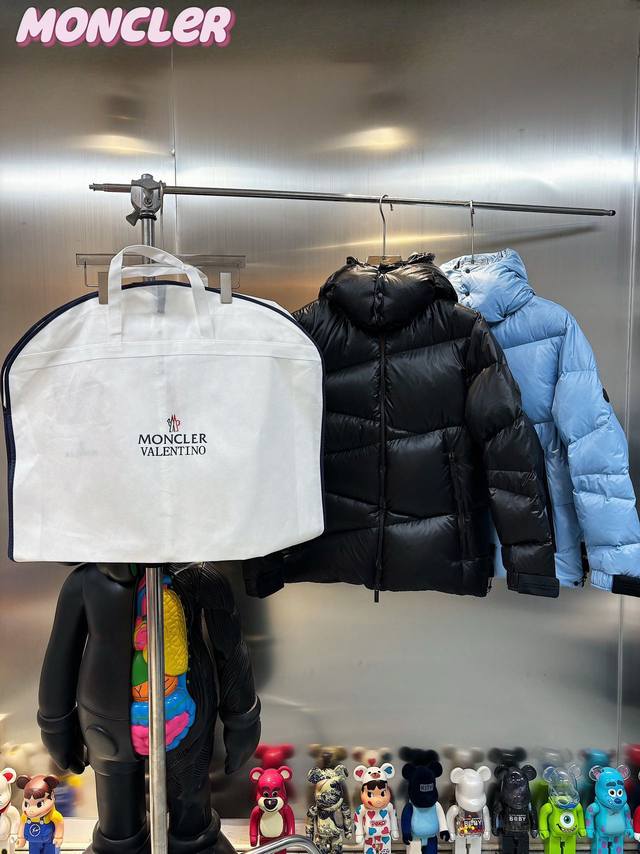 Moncler 蒙口yonne羽绒服，厚实保暖，御寒无敌，上身好看百搭。尺码1-2-3-4，大致同于平常m~2Xl，男女都可驾驭。 23年冬天最新款，Moncl