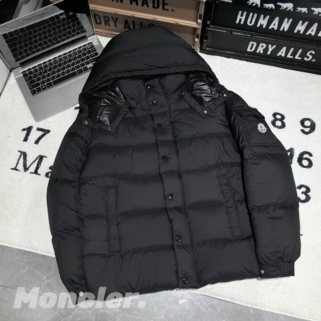 Moncler Maya 70周年蒙口玛雅雾面短款连帽羽绒服 帽子可拆卸 男女同款 -面料：原版一比一定制longue Saion面料。 -辅料：原版拆解开发，