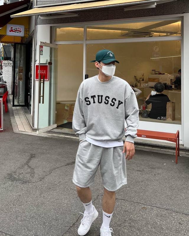 Stussy 斯图西韩国新款情侣加绒圆领卫衣 商品参数： 面料采用重磅500克华棉 质量天花板 摸到手就是沉甸甸的感觉 衣服双层内里使衣服更加保暖 市场都是一层