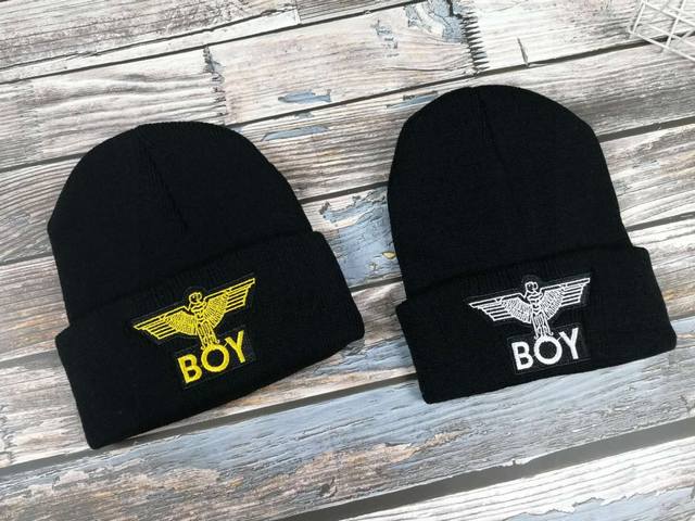 Boy London 伦敦男孩 毛线帽 冷帽 海外版 秋冬新品 男女情侣款 颜色:金色 白色 2种刺绣logo 翻边设计 帽身正前方经典boy老鹰 刺绣logo