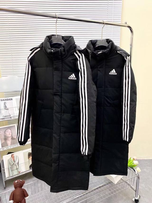 此款售后到1月12号！ 阿迪达斯adidas印花织带男女长款连帽羽绒服 原单渠道货源，真正来之不易的好东西！经典三条杠织带设计款式，随随便便穿个好几年都不会过时