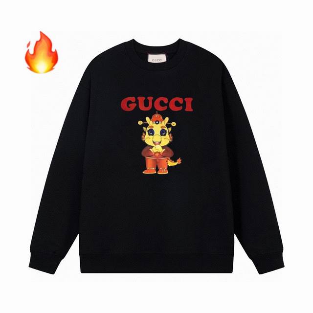 高品质gucci 龙年24Ss新款拜年加绒字母圆领卫衣 肩膀缝合处后领处都采用双缝走线经久耐穿，后领口处采用纯棉拉条提升了后颈接触的舒适度，袖口下摆跟衣服同缸染