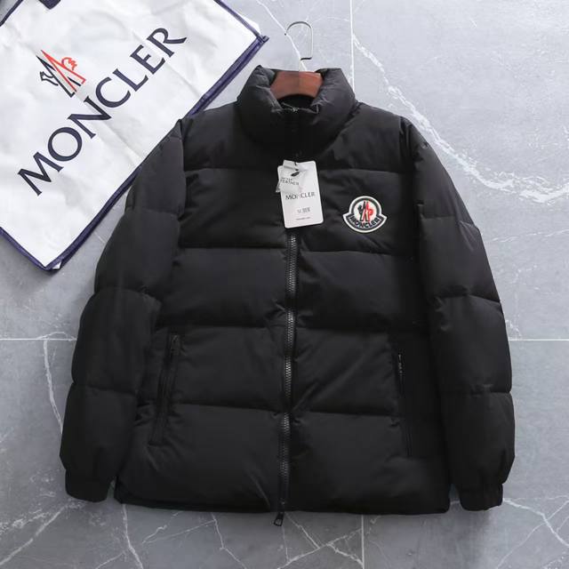 复刻羽绒服 蒙口 Moncler 微标贴布拉链立领羽绒服！男女同款！官网同步！ 标配专柜同款帆布手提袋 Moncler都是一个不容被忽视的品牌。盟可睐 Monc