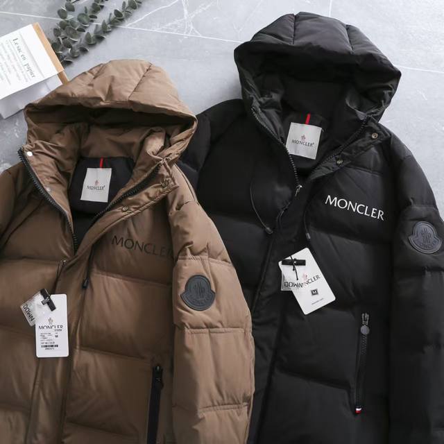 复刻羽绒服 Moncler 蒙口冬季最新袖标经典款连帽羽绒服！官网同步 男女同款！ 标配专柜同款帆布手提袋全新色调焕新标志性款型。彰显品牌的典范之作，跨越季节与