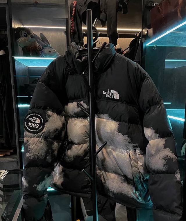 独家臻品 The North Face 北面1992云朵羽绒服明星同款自由切换多元型格，云端漫步探寻想象共鸣。 Mic檀健次jc-T身着nuptse30周年限定