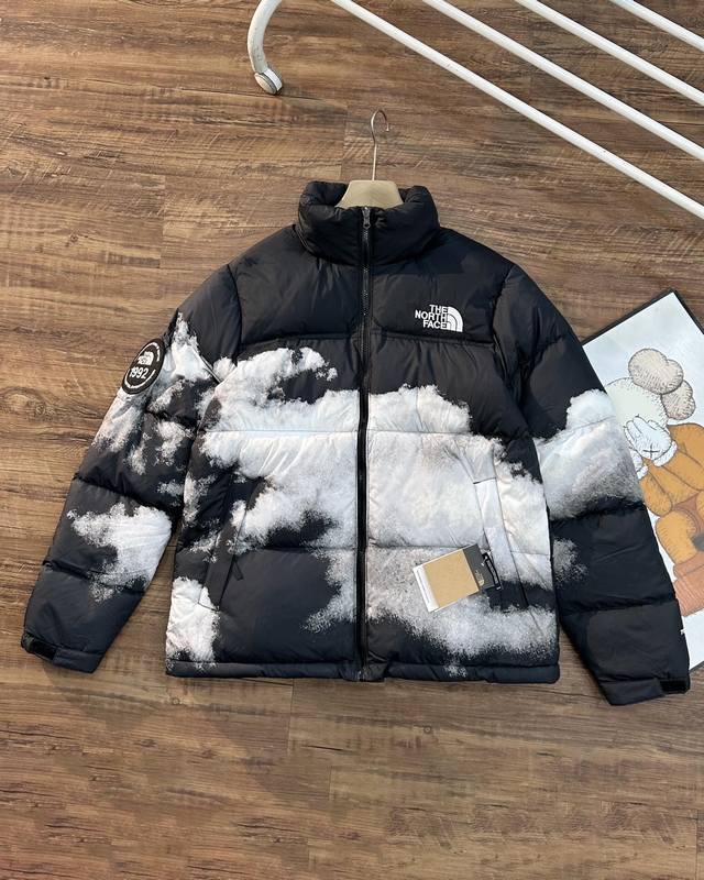 独家臻品the North Face 北面1992云朵羽绒服明星同款自由切换多元型格，云端漫步探寻想象共鸣。 Mic檀健次jc-T身着nuptse30周年限定款