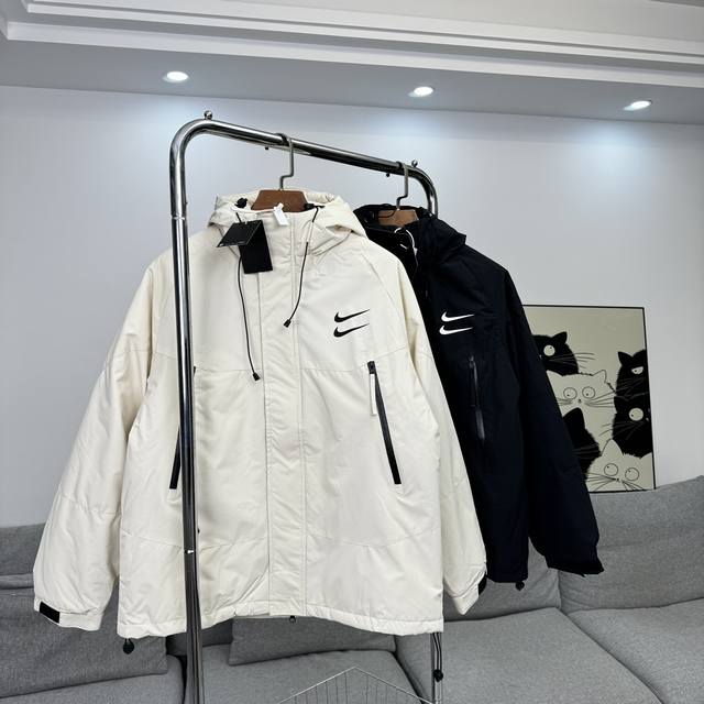 Nike耐克连帽情侣款冲锋衣棉服外套 连帽设计，防风保暖，还能增加时尚感。拉链门襟，穿脱方便，还能调节松紧度 棉服外套采用填充物设计，保暖性能优异，适合在秋冬季