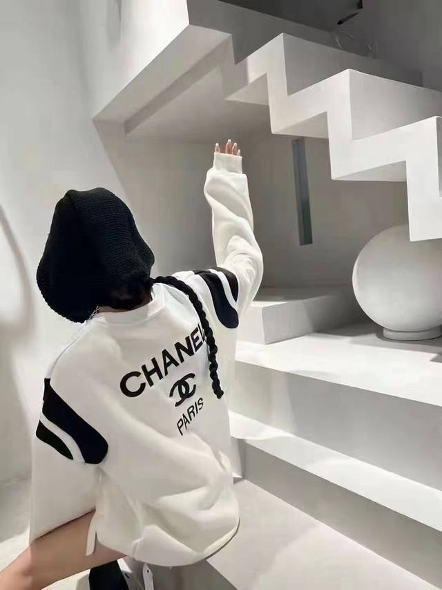 Chanel香奈儿新款重工前后刺绣拼接加绒卫衣 厚厚实实很有质感秋冬黑白才是yyds 胸前小香logo自带高级感 后背也是刺绣哦 纯棉400G加绒质感也很好保暖