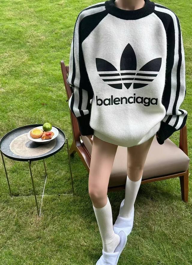 Balenciaga巴黎世家联名ad三叶草羊毛三条杠圆领加厚毛衣 这件毛衣超好看明天开始减肥！ 经典三杠设计 满满的学院风设计 慵懒中带着小高级妥妥富家小姐上线