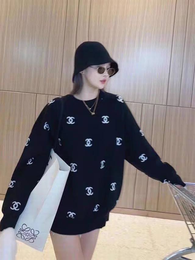 Chanel香奈儿24Ss限定款提花满印logo羊毛加厚毛衣 黑色毛衣简直是本命温柔且高级 干干净净的高级系 慵懒松弛感穿搭～ 香奶奶满身提花logo 太有初冬